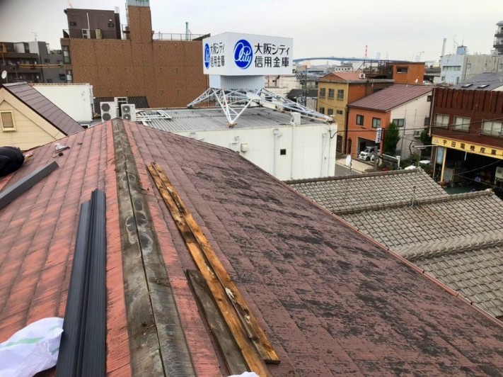 劣化したカラーベスト屋根の棟板金交換