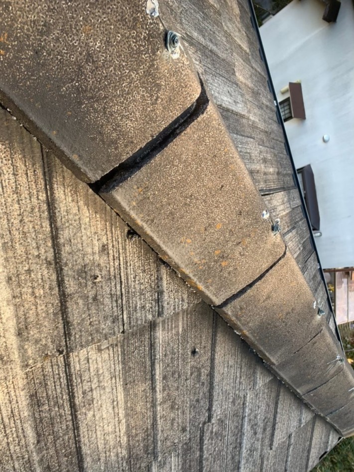 隙間が空いた棟瓦