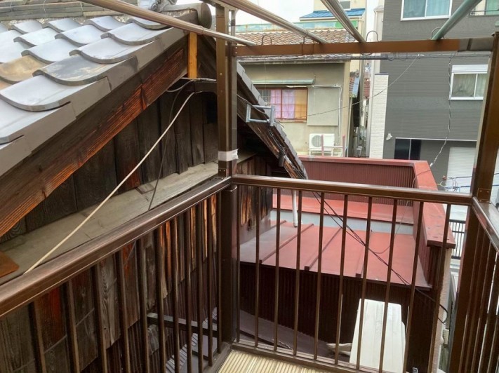 トタン屋根と笠木