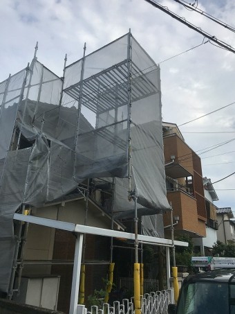 足場が組まれた住宅