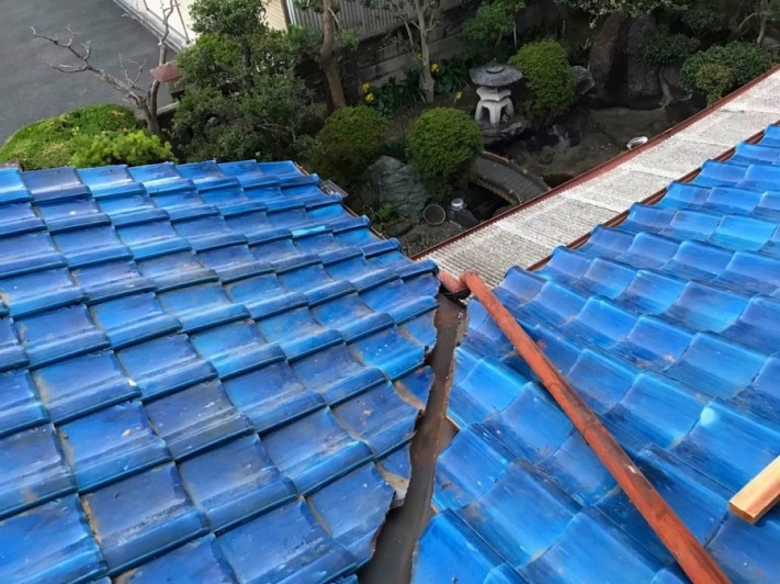 劣化した青緑瓦