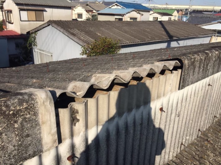 雨漏りしているガレージ屋根