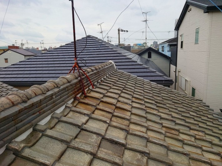 雨漏りが発生している和瓦の屋根