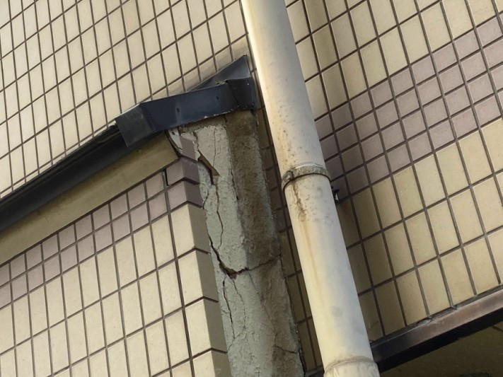 庇部分が激しく損傷している