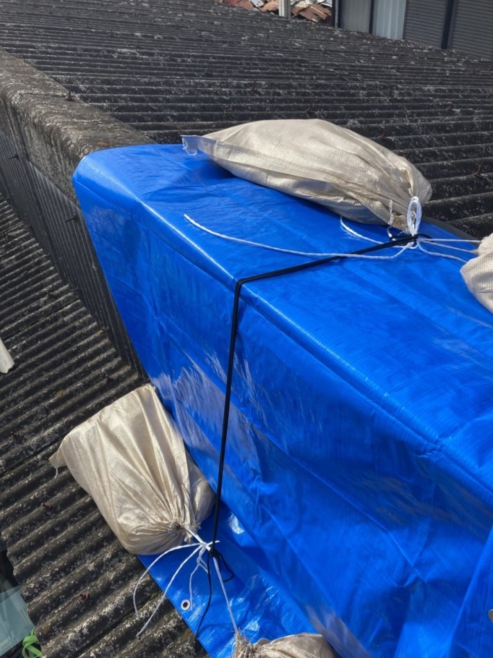 雨漏りしているガレージ屋根