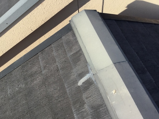 カラーベストの割れに対して、過去にコーキング（隙間を埋めるゴム状の補修材）で簡易的に補修された危険な跡。