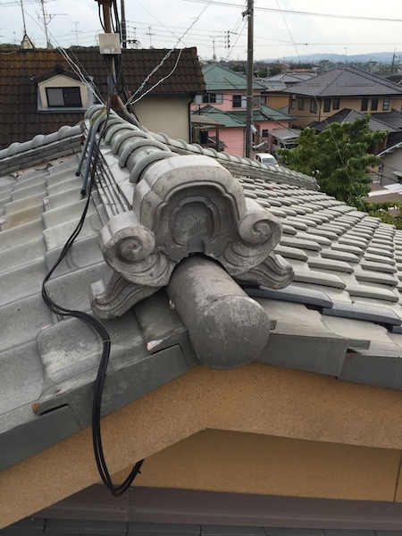 のし瓦の勾配が消失し、水平になっている様子。京都市伏見区の現場。