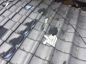 宇治市で割れた瓦交換及び傷んだ破風板の板金板金補修の屋根修理