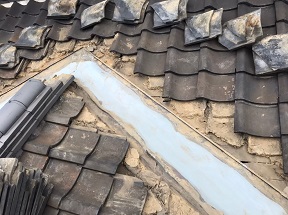 木津川市で雨漏り被害の多い谷板金交換の屋根修理工事