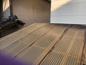 長岡京市で劣化し穴の空いたポリカ波板交換の屋根修理工事