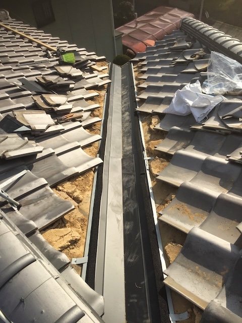 施工後：高耐久なガルバリウム鋼板製谷板金への交換完了（近影）