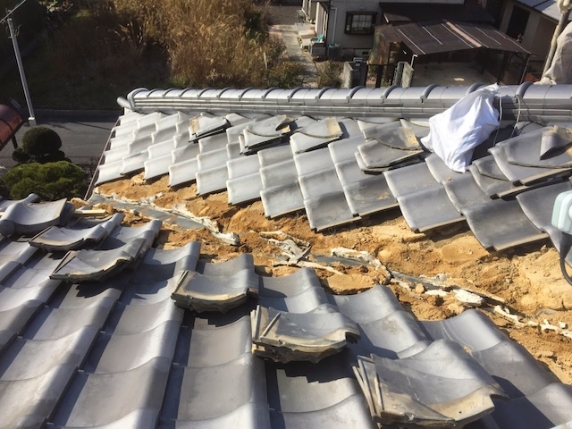 施工中：雨漏りの原因となっていた古い銅製谷板金を撤去し、葺き土が露出した状態