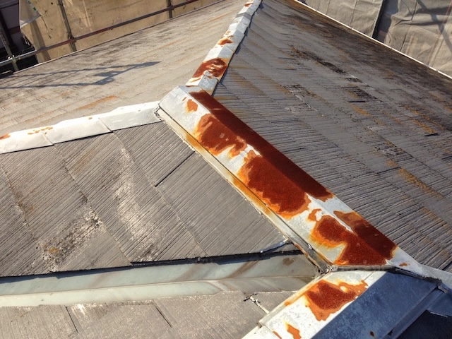 著しく腐食し、防水機能が失われた棟板金の近接写真