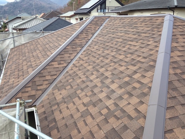 アスファルトシングルを用いたカバー工法完了後の、美しく耐久性に優れた屋根外観