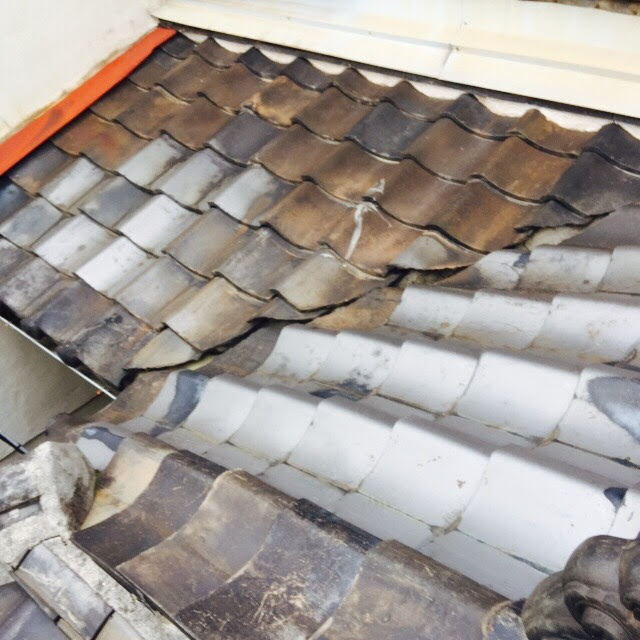 【京都市南区】「もう限界？」築古物件のボロボロ瓦とサビ屋根、ベテラン職人と直すプロの知恵