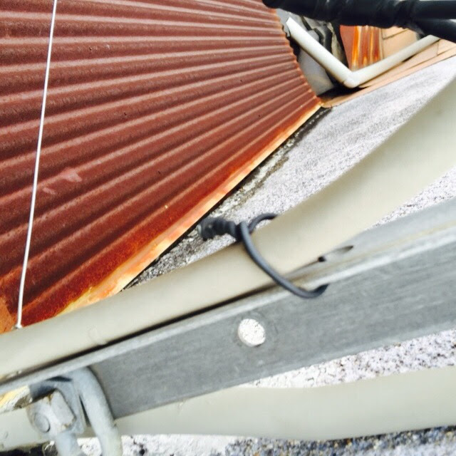 腐食が進み耐久性がなくなったトタン屋根のアップ