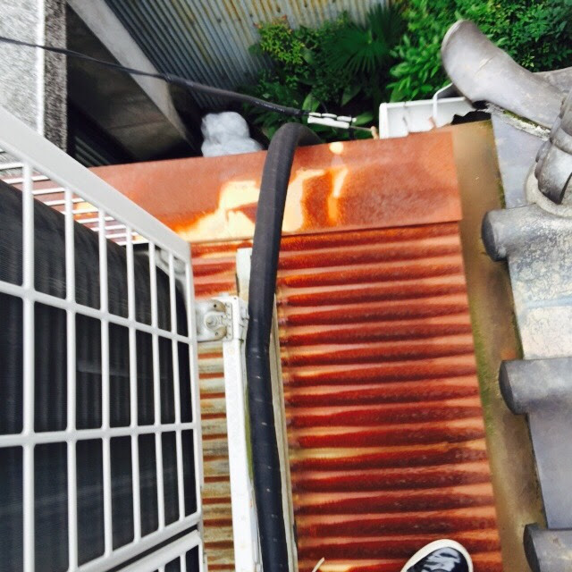 京都市南区の現場・全体が赤茶色に錆びついたトタン屋根