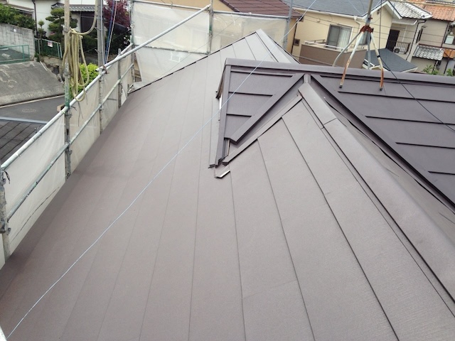 スーパーガルテクト施工完了後の屋根全景、美しい仕上がり