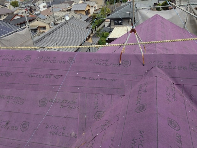 城陽市現場、改質アスファルトルーフィング（防水シート）の敷設作業