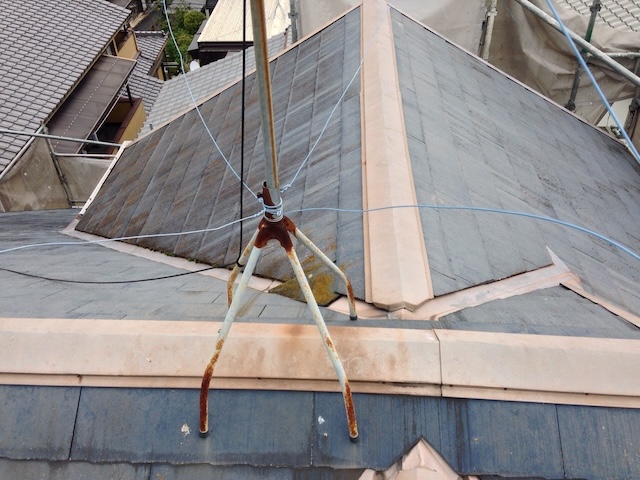 樹脂製の貫板と新しい棟板金の施工、アンテナ足元の処理