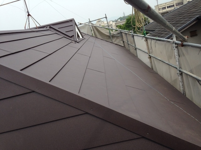 スーパーガルテクト（シェイドブラウン）の施工中、金属屋根カバー工法