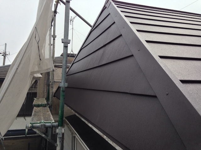 ケラバ部分の納まり、スーパーガルテクトの質感