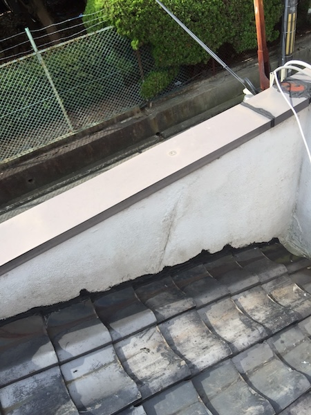 京都市左京区の雨漏り調査。パラペットのモルタルに大きな亀裂が入っている状態