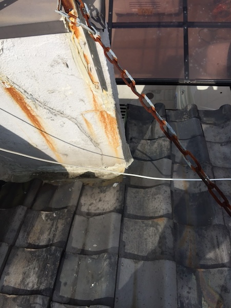 屋根と壁の取り合い部分の劣化。隙間から雨水が侵入するリスクが高い状態