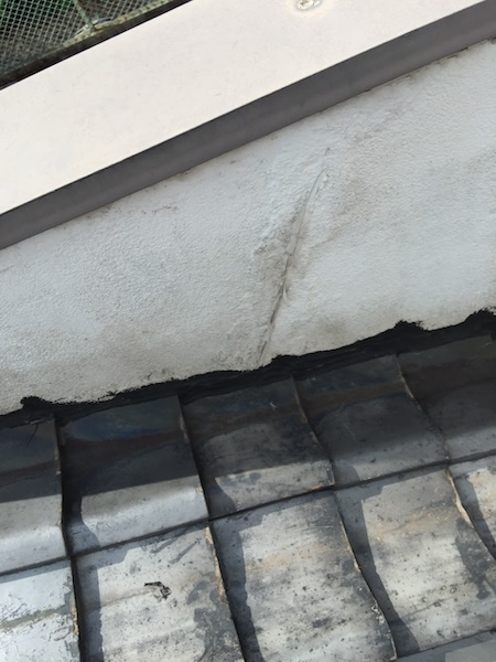 モルタル壁の亀裂拡大。ここから雨水が浸入している