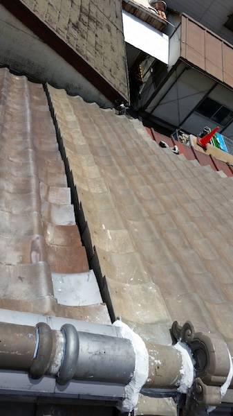 京都市伏見区で連棟住宅の雨漏り修理！特注板金で排水能力を拡張