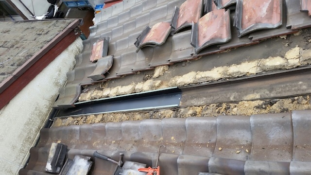 排水能力を物理的に拡張するために自社加工（ワンオフ）した、特注ガルバリウム鋼板製の捨て板金設置工事