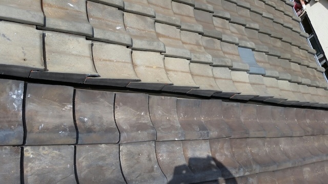 新しい板金設置後、南蛮漆喰を用いて瓦を丁寧に復旧し、止水処理を行った取り合い部分