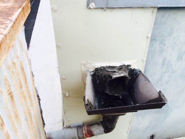 京田辺市飯岡の現地調査。大きく割れて機能していない雨樋（集水器）