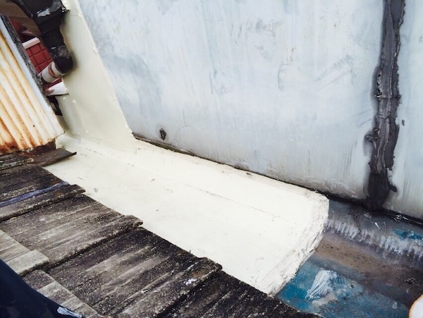 京田辺市での雨漏り調査。防水塗膜が剥がれ、シーリングが劣化した屋根の端部