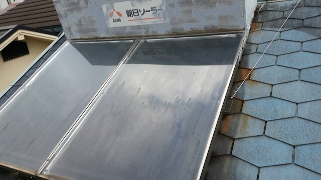  屋根上に放置された古い太陽熱温水器（朝日ソーラー）の現地調査と撤去の検討。