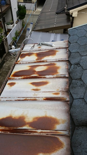  城陽市での調査。全体的に著しい赤サビが発生し、雨漏りリスクのあるトタン屋根（金属屋根）。