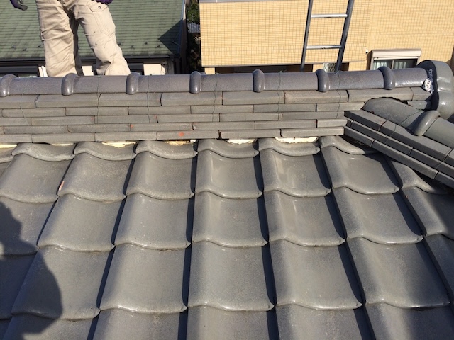 漆喰（しっくい）が剥がれ落ち、雨漏りの原因となる中の葺き土が見えている現状