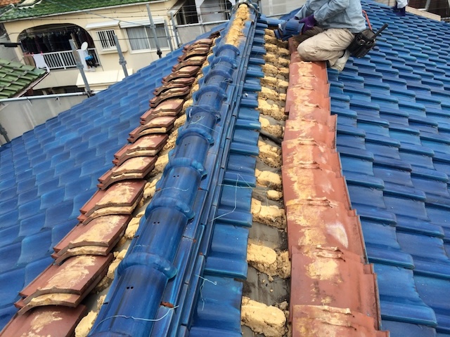 宇治市の瓦屋根葺き替え現場。棟瓦を撤去し、内部の大量の葺き土が露出した状態。
