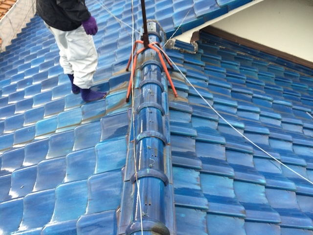 【宇治市】屋根が重い不安を解消！瓦と大量の土を撤去し耐震性を劇的アップ