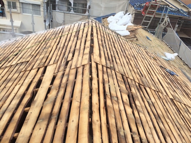 宇治市にて瓦と葺き土を完全撤去し、下地のバラ板（野地板）が露出した屋根の全景。