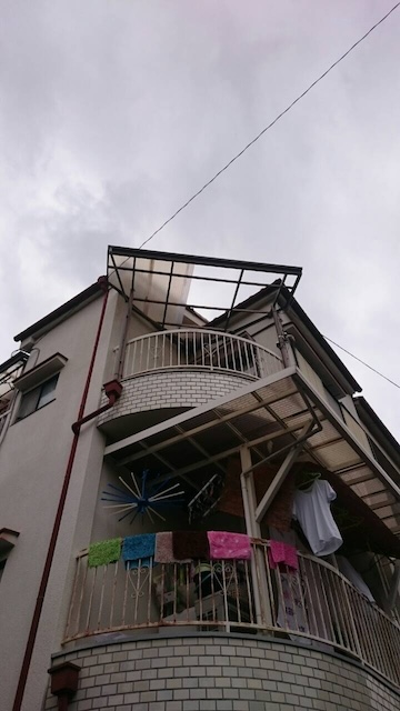  アール形状（カーブ）に合わせて設置されたベランダ屋根の骨組み状況