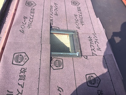 宇治市での施工前、変色した銅製谷板金