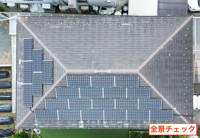 亀岡市の現場全景。ドローンで空撮したスレート屋根、太陽光パネル、周囲のポリカ屋根の配置状況