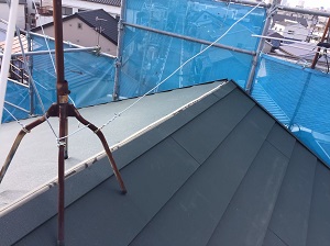 長岡京市で金属屋根カバー工法での屋根交換の仕上げ棟板金工事
