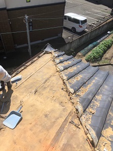京田辺市で雨漏れがある瓦屋根の部分葺き直しの雨漏り修理