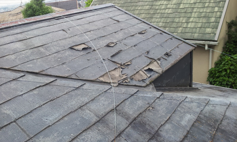 酷く劣化したシングル屋根の無料点検