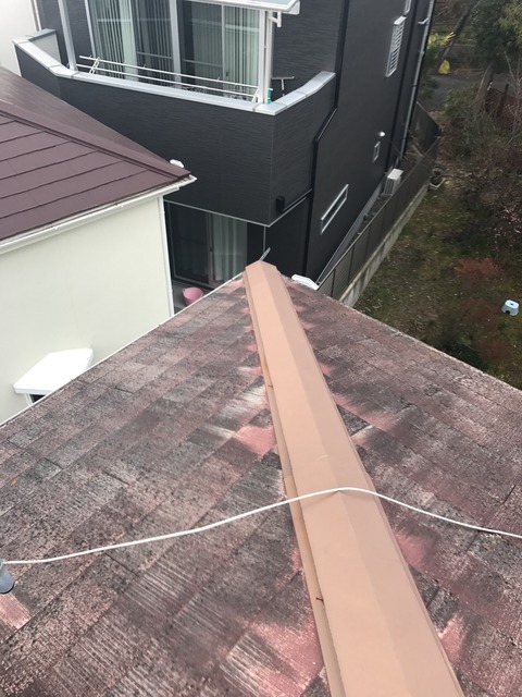 宇治市で雨漏り調査、色あせたカラーベストと棟板金の浮きを確認した補修計画
