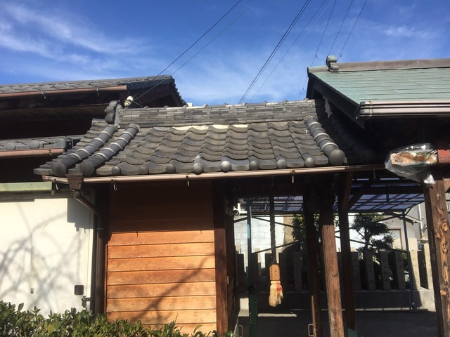 久御山町で台風後に確認した大棟の漆喰崩落と瓦ズレ点検、破風板の苔汚れも見られた現地調査
