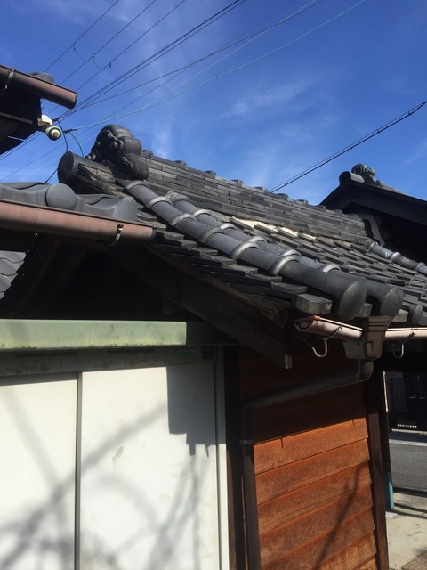 久御山町で確認した大棟冠瓦のひび割れと漆喰欠損、棟瓦のひび割れ補修と漆喰点検が必要な現地調査