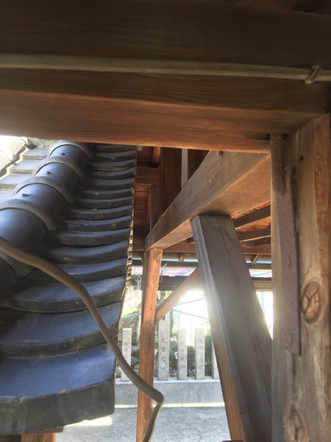 軒先下から見た瓦屋根